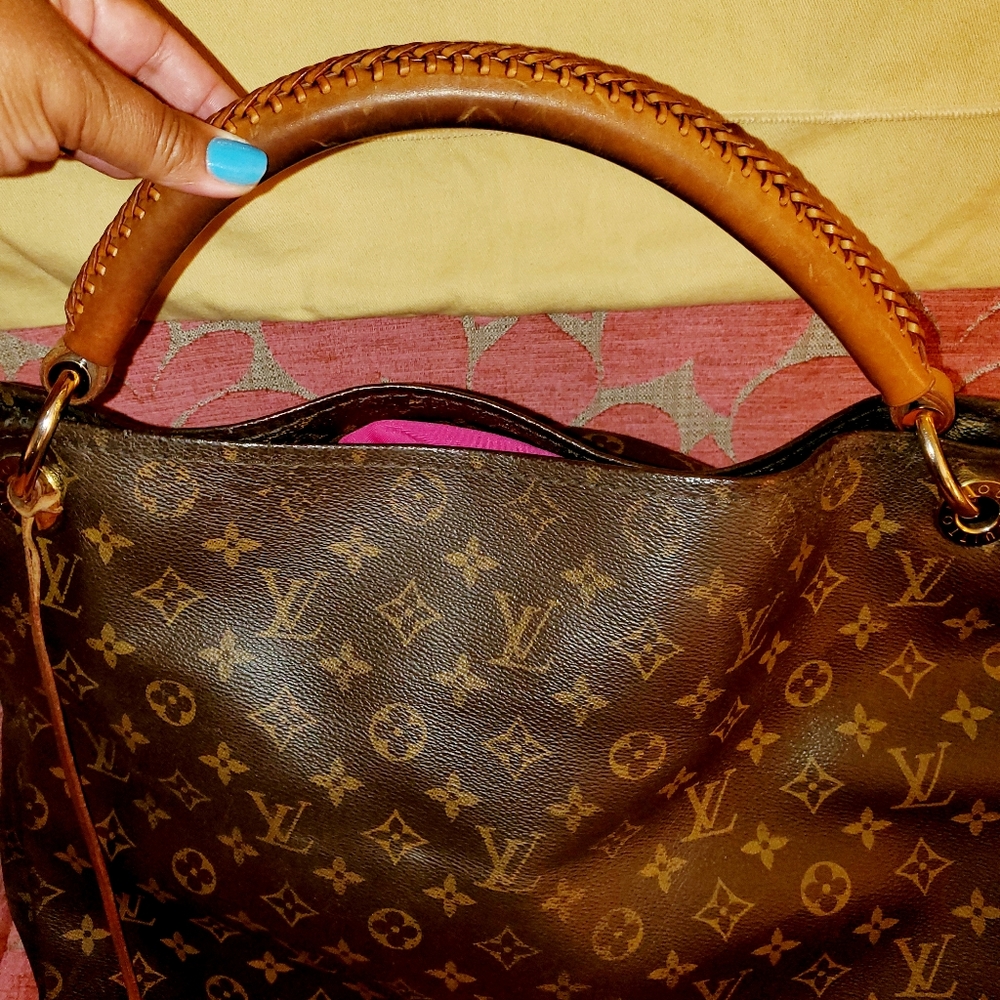 AUTHENTIC Louis Vuitton Artsy MM Handbag